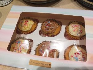 6 cupcakes presented in a box